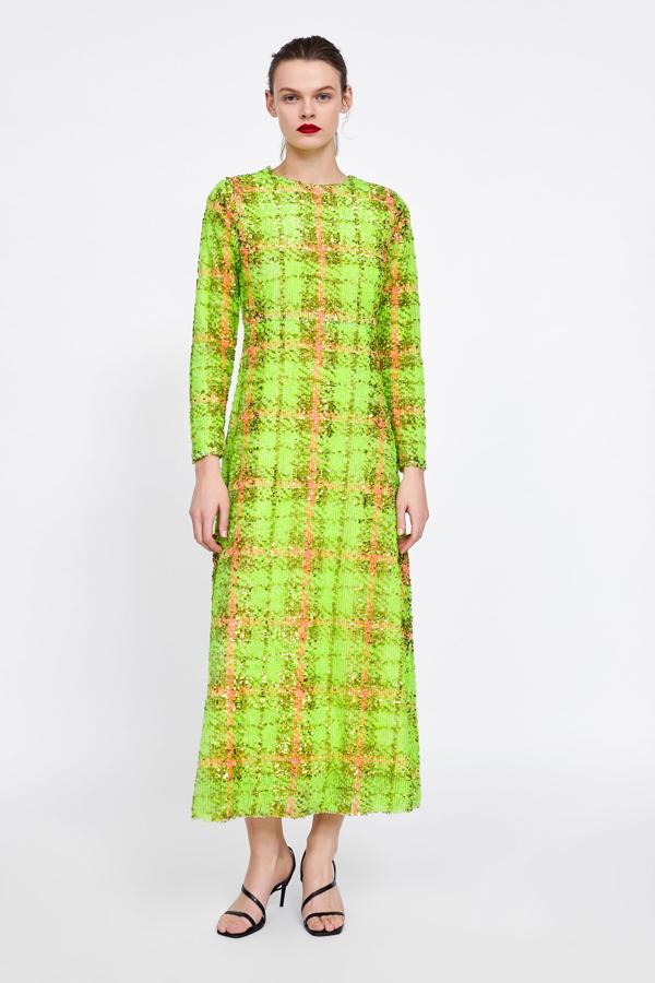 Tenemos que reconocer que este vestido ha dividido a la redacción. Porque el flúor se lleva, y las lentejuelas también, y está inspirado en  una de nuestras faldas favoritas de la temporada , pero todo junto quizá es un poco demasiado... Desde luego, solo es apto para atrevidas y cuesta 99.95 euros.