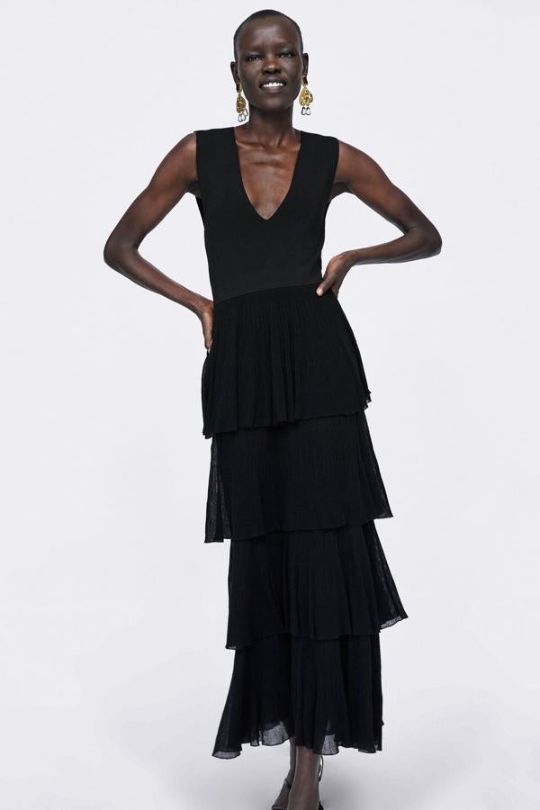 Si para esta Nochevieja buscas un vestido elegante, favorecedor y atemporal, este de la colección 'Edición Limitada' de Zara es tu mejor opción. Su falda imita el patrón de  esta otra pieza  de la firma que arrasó a finales de verano hasta convertirse en viral. Y con un precio de 49.95 euros, todo apunta a que estamos ante el gran éxito de estas Navidades...