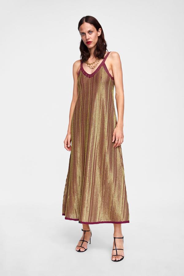 Si te has rendido a los brillos del dorado estas Fiestas, este modelo evasé con detalles granates es tu mejor opción para el look de Nochevieja. Su precio dentro de la colección Edición Limitada de Zara es de 69.95 euros.