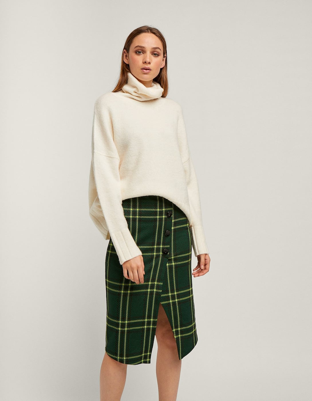 Falda lápiz con estampado de cuadros: 17,99 euros en Stradivarius.