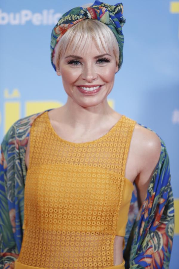 Este año también hemos visto a Soraya con un favorecedor flequillo recto y no demasiado tupido, con su inseparable tono rubio platino.