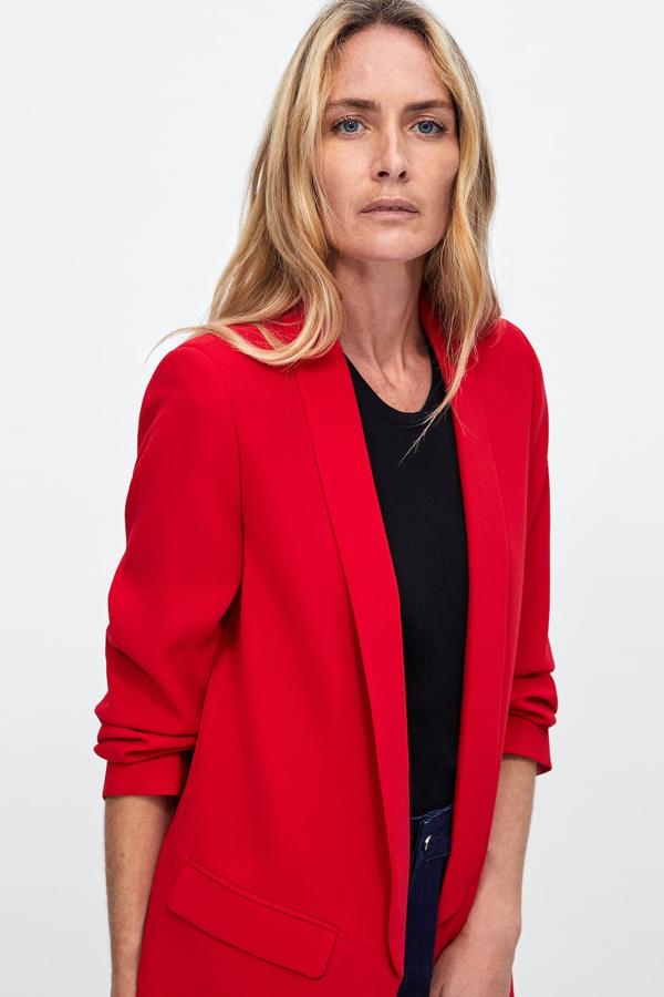 Un material prácticamente atemporal que, además, aporta una gran fluidez. Este diseño tiene el cuello con solapa, bolsillos con tapeta y mangas con pliegues (59,95 euros).