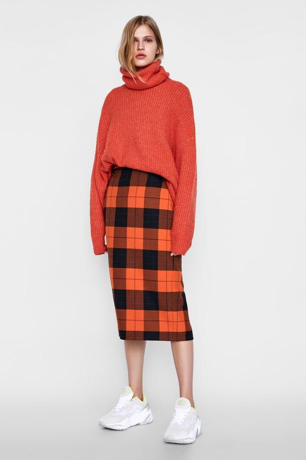 Falda de tubo y estampado de cuadros con detalle de abertura, 39,95 euros.