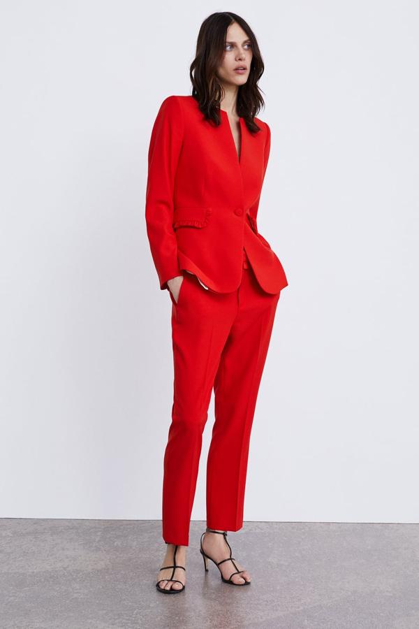 Blazer de cuello redondo y bolsillo de solapa con acabado de volante fruncido (49,95 euros) y pantalón ajustado de tiro medio, con detalle de volante fruncido en cintura (29,95 euros).