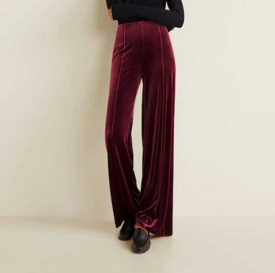 Pantalón flare de terciopelo en tono burdeos. (29,99 euros).