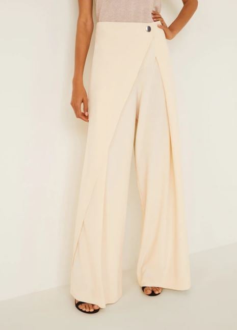 Pliegues y mucha tela en el color de la temporada. (49,99 euros).