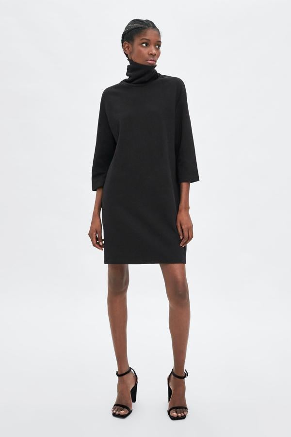 Si quieres acertar seguro con tu regalo, este vestido negro de felpa con cuello vuelto es un clásico que nunca falla. Cuesta 12.99 euros en los Special Prices de Zara.