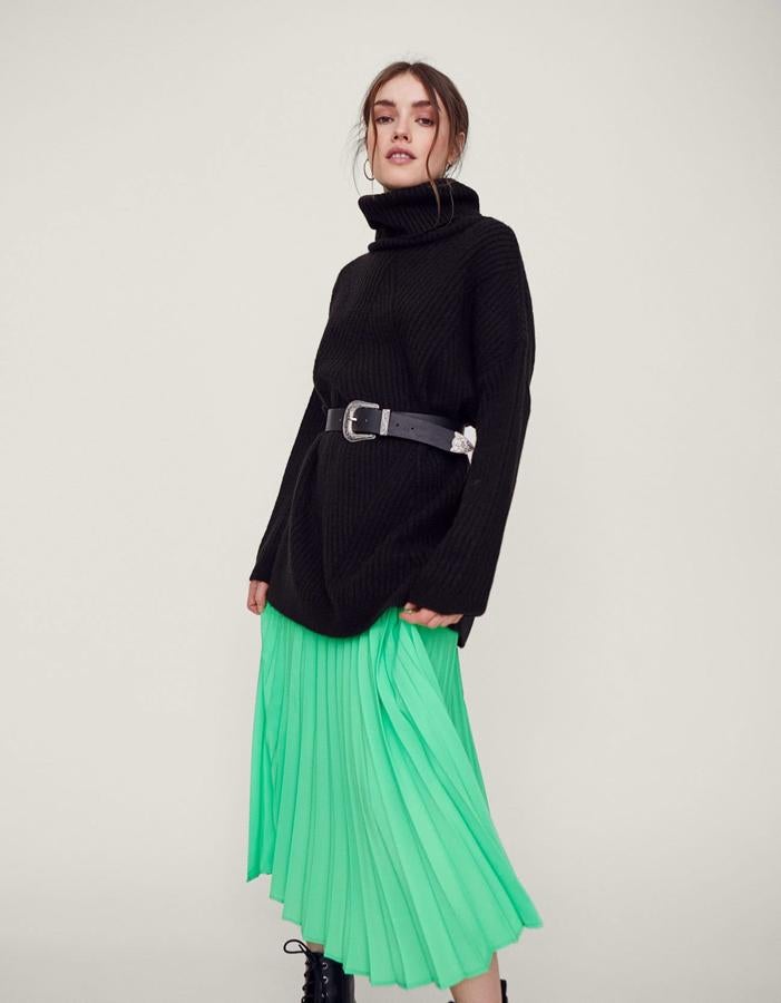 Falda midi plisada, en verde que se acerca al flúor, 25,99 euros.