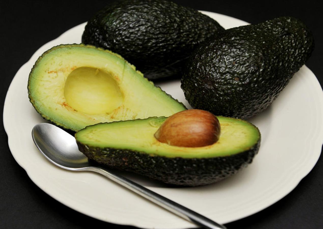 Según estudios realizados recientemente los aguacates contienen vitaminas del tipo B y estas estimulan nuestro cerebro liberando serotonina y dopamina.