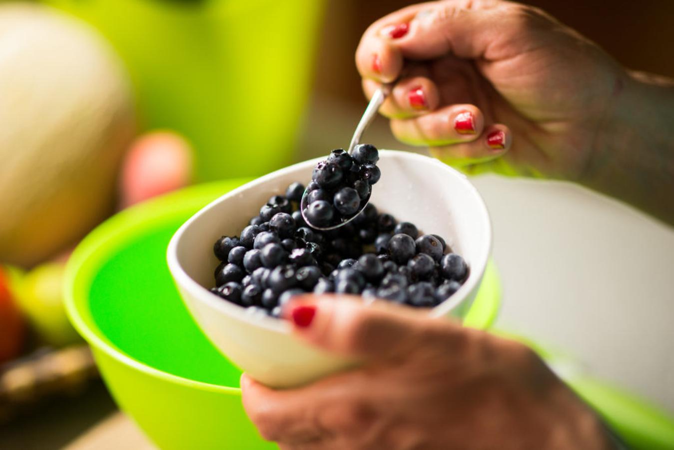 Los arándanos, las fresas, las moras, las frambuesas... son frutas ricas en antioxidantes y existen estudios que afirman que la ansiedad es más visible en bajos niveles de estos. Una buena opción para prevenir.