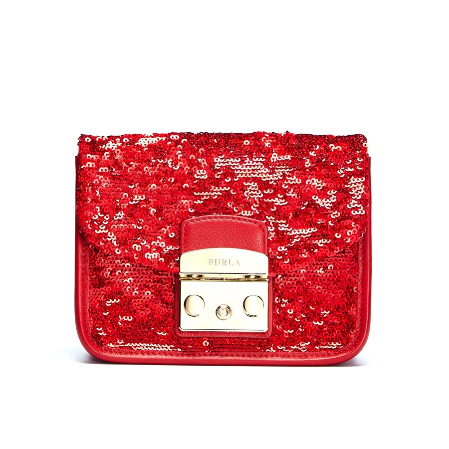Este bolso de Furla va a ser el complemneto perfecto para la última noche del año. Es de fiesta y rojo, ¿se puede pedir más? Sí, que tenga descuento. En Las Rozas y La Roca Village lo tiene: su precio original era de 120 euros y ahora es de 83,30.