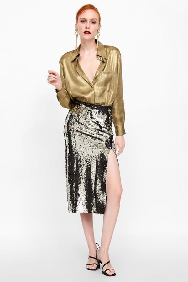 Falda con lentejuelas, bajo con abertura frontal y cierre con cremallera oculta en espalda (Zara, 39,95 euros).