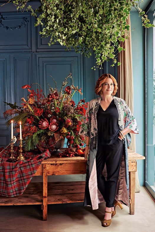 Interiorista de formación, aunque trabajó 10 años en banca, Sally Hambleton ha sido una de las responsables de la renovación de las floristerías en nuestro país. Esta española de madre inglesa, que se define como "artesana de las flores", abrió The Workshop Flores hace 15 años, dispuesta a llenar de naturaleza sombrereras, teteras, cestas de mimbre... Con su estilo británico, apuesta por "una mezcla entre lo rústico y lo más rico, entre lo silvestre y las flores más exquisitas".