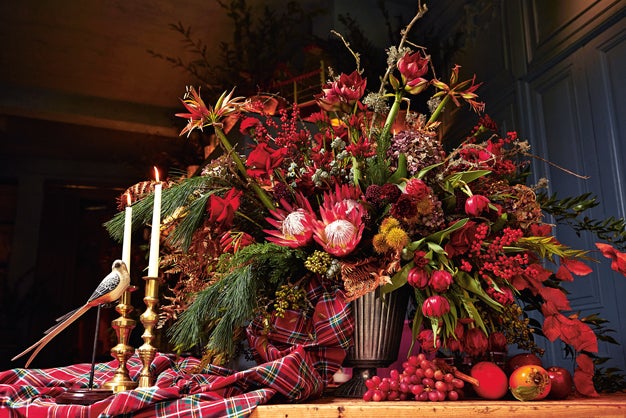 Su inspiración: "La naturaleza, los paseos por el campo, lleno de helechos en tono dorado". Su propuesta: "Un bodegón de estilo holandés, con un toque un poco austero español. Es una combinación de ramas, frutos silvestres, frutas y flores sofisticadas. He utilizado helechos dorados y elementos de otoño e invierno: frutos de acebo, de rosal silvestre, ramas con liquen... También flores rojas, que no son de temporada pero que representan la Navidad: rosas, amaryllis, claveles... Y frutas: uvas con ramas de vid, caquis y manzanas. Irá perfecto sobre una mesa o un pedestal". Combínalo con..."Una vajilla de porcelana o de plata antigua y un mantel de terciopelo rojo o de estampado escocés. Aportan color y dan un toque clásico". Una alternativa: "Para el centro de la mesa, puedes hacerlo en una sopera. O lograr un efecto espectacular con una rama larga, liquen, helechos y velas en recipientes de mimbre, zinc o cristal". sallyhambleton.com.