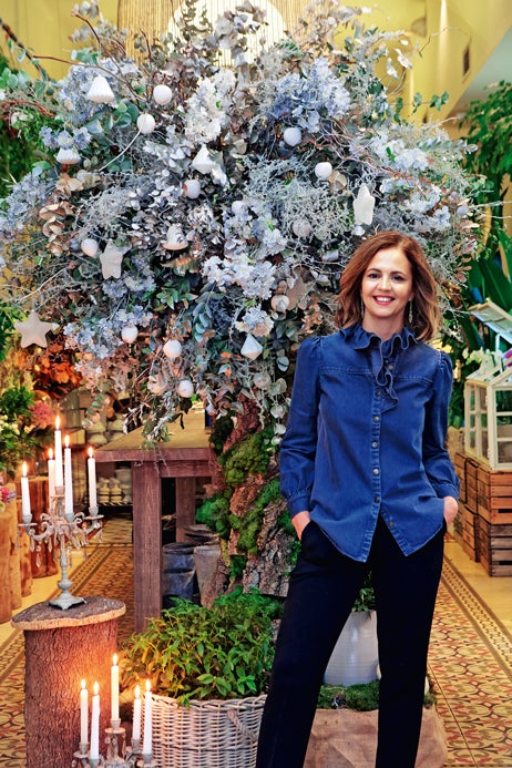 María Huidobro, propietaria y directora artística de Moss, tiene pasión por las flores desde que, siendo niña, veía a su madre arreglar las que compraba. Tras dedicarse al marketing en varias multinacionales, abrió esta floristería hace cuatro años. En ella crea desde sencillas composiciones naturales hasta grandes instalaciones artísticas. Para María, las flores transforman espacios y transmiten sensaciones.