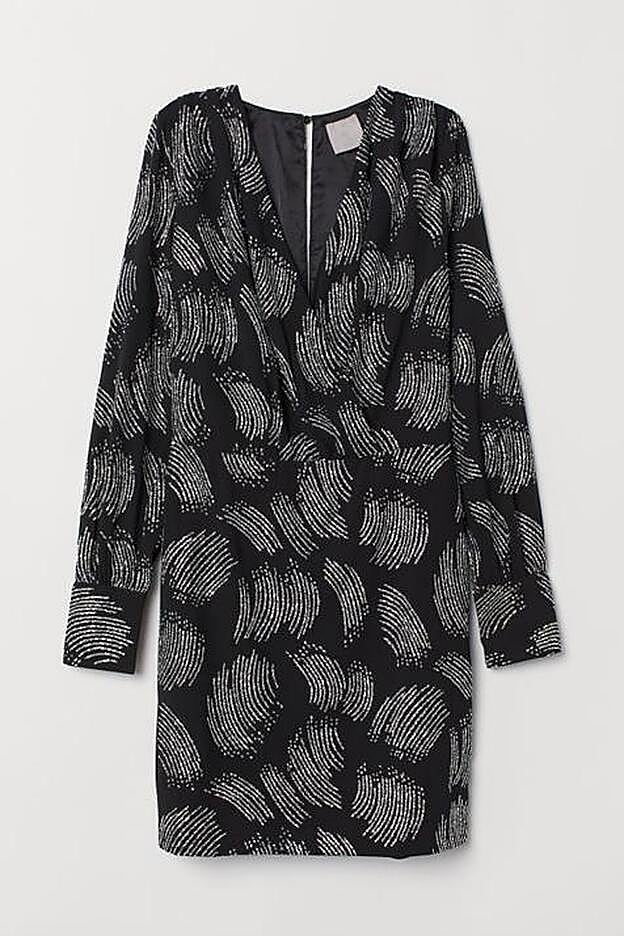 El diseño de H&M, bordado completamente con "strass" plateado".
