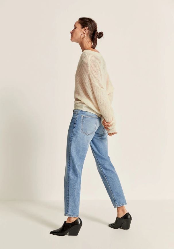 Estos botines de Mango (59.99 euros) son perfectos, porque casi no se nota su tacón, por lo que subes centímetros sin que nadie se dé cuenta y, además, tienen la caña muy baja y abierta, así que dejan el tobillo despejado casi hasta la altura del empeine.