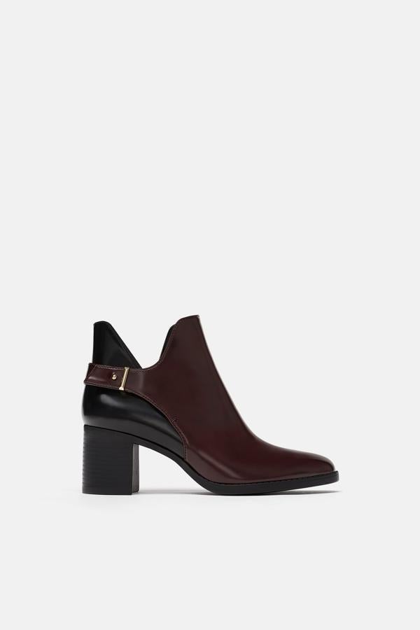 Estos botines bicolores de Zara, además de la estratégica abertura en el tobillo, tienen tacón ancho, así que lo de estilizar nuestras piernas está asegurado por 29.95 euros.