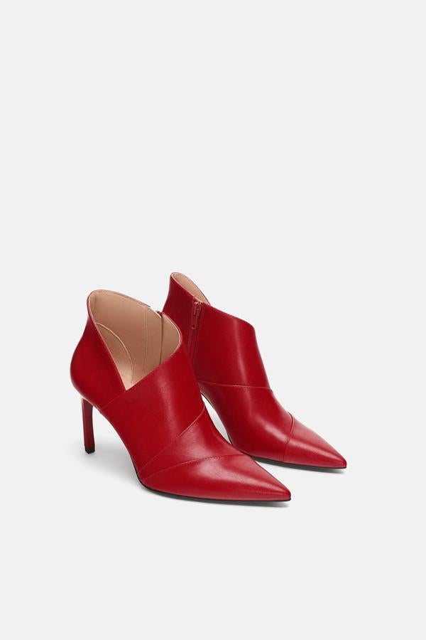 Estos botines de caña asimétrica y espectacular color rojo de Zara son maravillosos. Y cuestan 29.95 euros.
