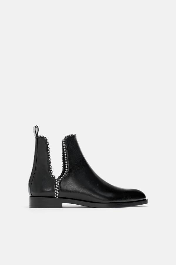La colección de botines de Zara es casi infinita, así que hemos tenido que dejar muchos buenos ejemplos en el tintero, pero estos con abertura en el tobillo y remaches metálicos nos parecen sensacionales. Su precio: 29.99 euros.