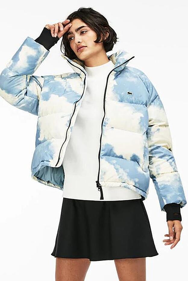 Chaqueta Lacoste Live con capucha oculta confeccionada en tafetán relleno de plumón, 280 euros.