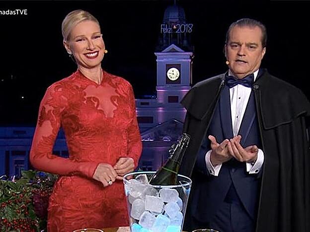 Anne Igartiburu con un vestido rojo de Lorenzo Caprile en la Nochevieja de 2017.