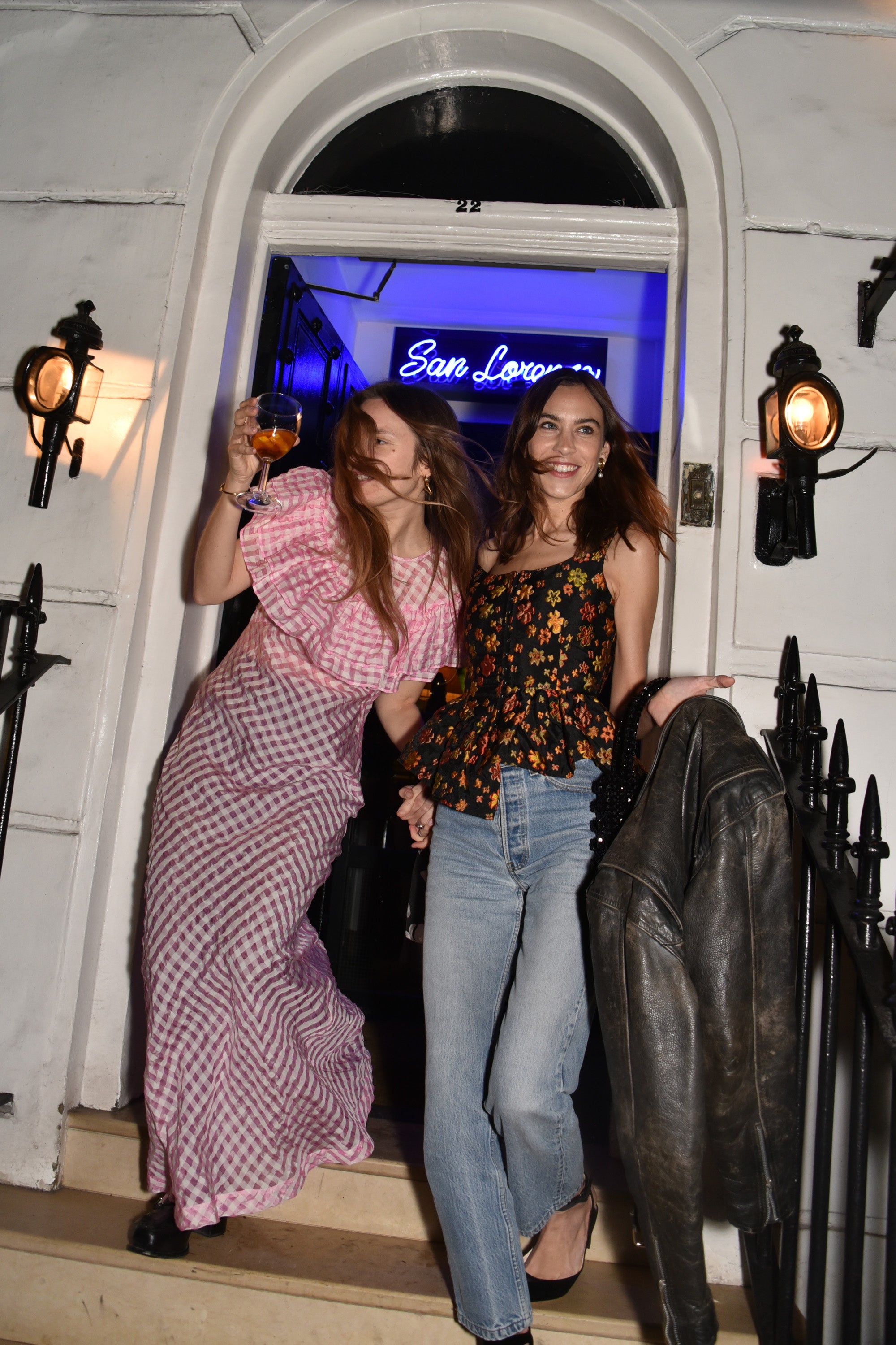 La it girl Alexa Chung es experta es lucir looks de fiesta con vaqueros, es más, son muchas las ocasiones en las que ha posado en un photocall con esta prenda. En esta ocasión su top brocado se lleva todo el protagonismo y le aporta ese toque estilístico que necesita tu look de Nochevieja.