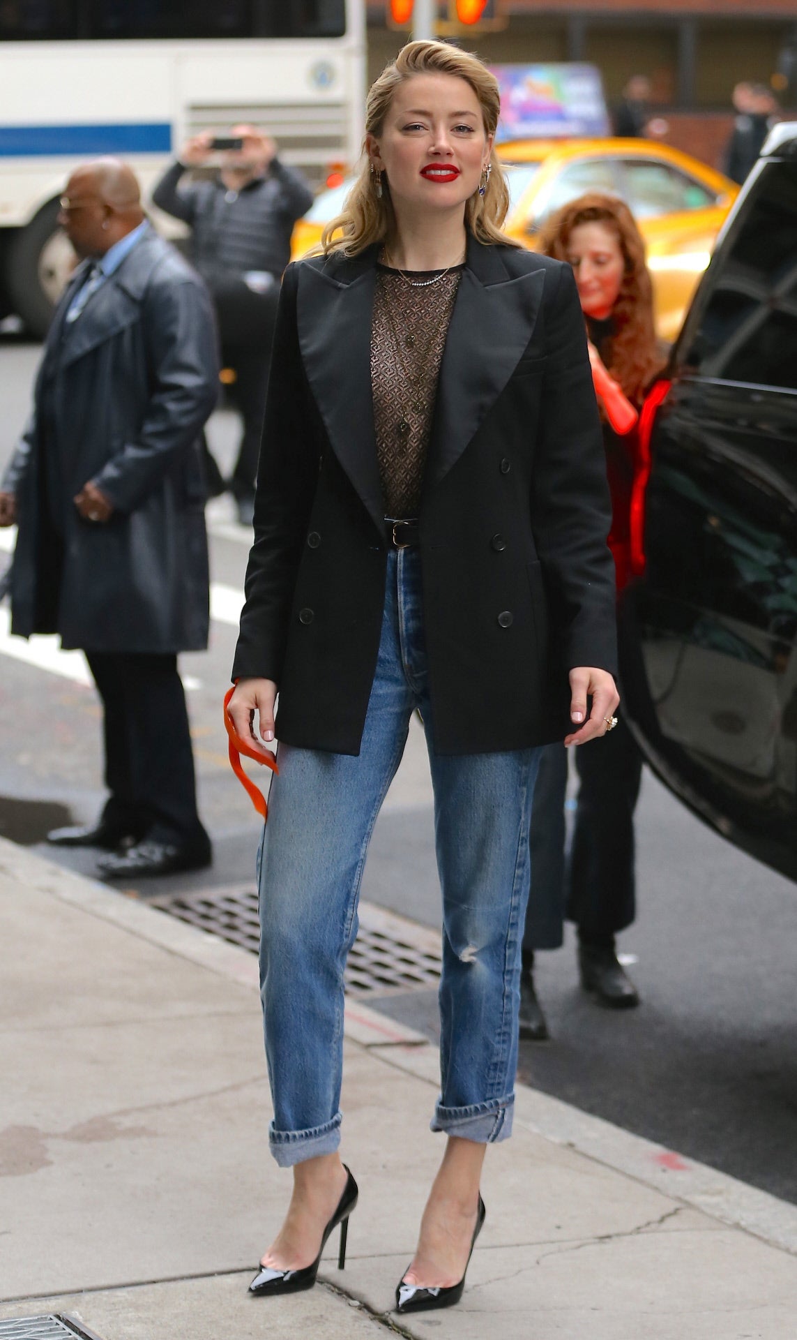 Blazer, encaje, stilettos y jeans. Amber Heard se lleva el premio a la más elegante y la verdad, nos han dado ganas de copiarle el look para Nochevieja. Los labios rojos navideños y su peinado al más puro estilo años 50 completan un conjunto de 10.