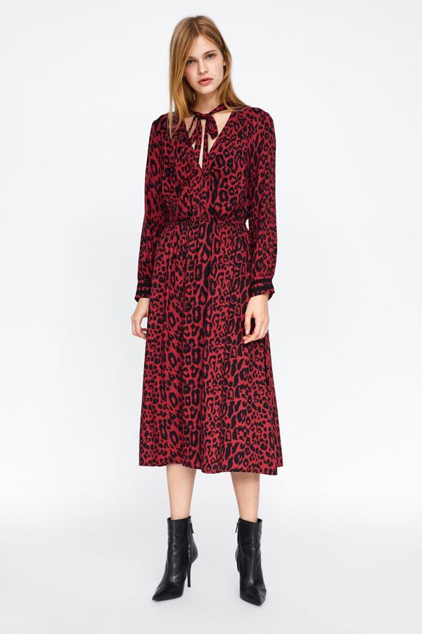 Vestido fluido de cuello redondo con lazo y escote pico, manga larga acabada en puño y un botón y cintura elástica (39,95 euros).