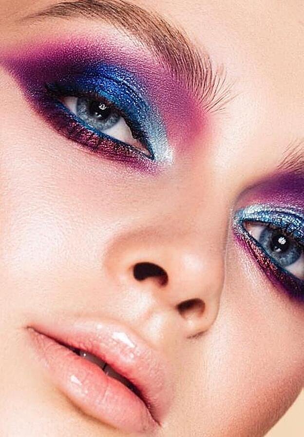 Opta por las sombras que no tengas demasiado brillo, ya que estas pueden intensificar las arrugas y los pliegues.