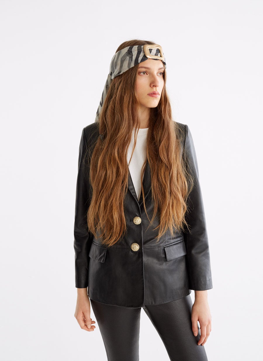 Hebilla para poner en un pañuelo, que puedes usar en el cuello, cabeza o cintura: 29 euros en Uterqüe.