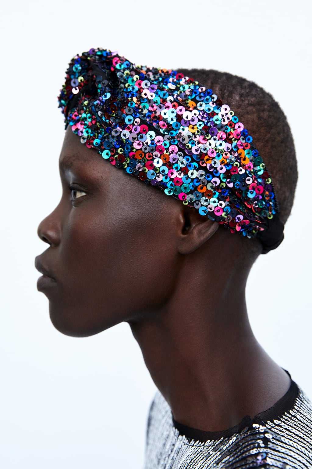Esta diadema-turbante de lentejuelas hará que no pases desapercibida en ningún sitio… 15,95 euros en Zara.