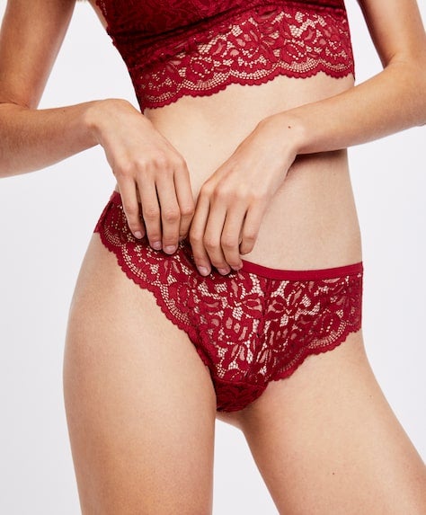 Braguita brasileña con encaje de Oysho: 7,99 euros.