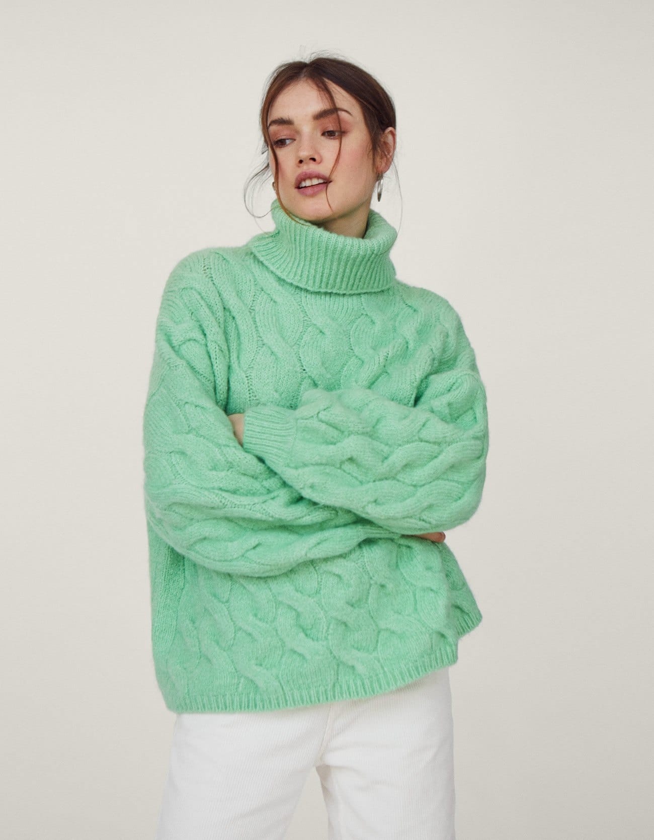 Jersey con ochos y cuello alto de Stradivarius: 29,99 euros.