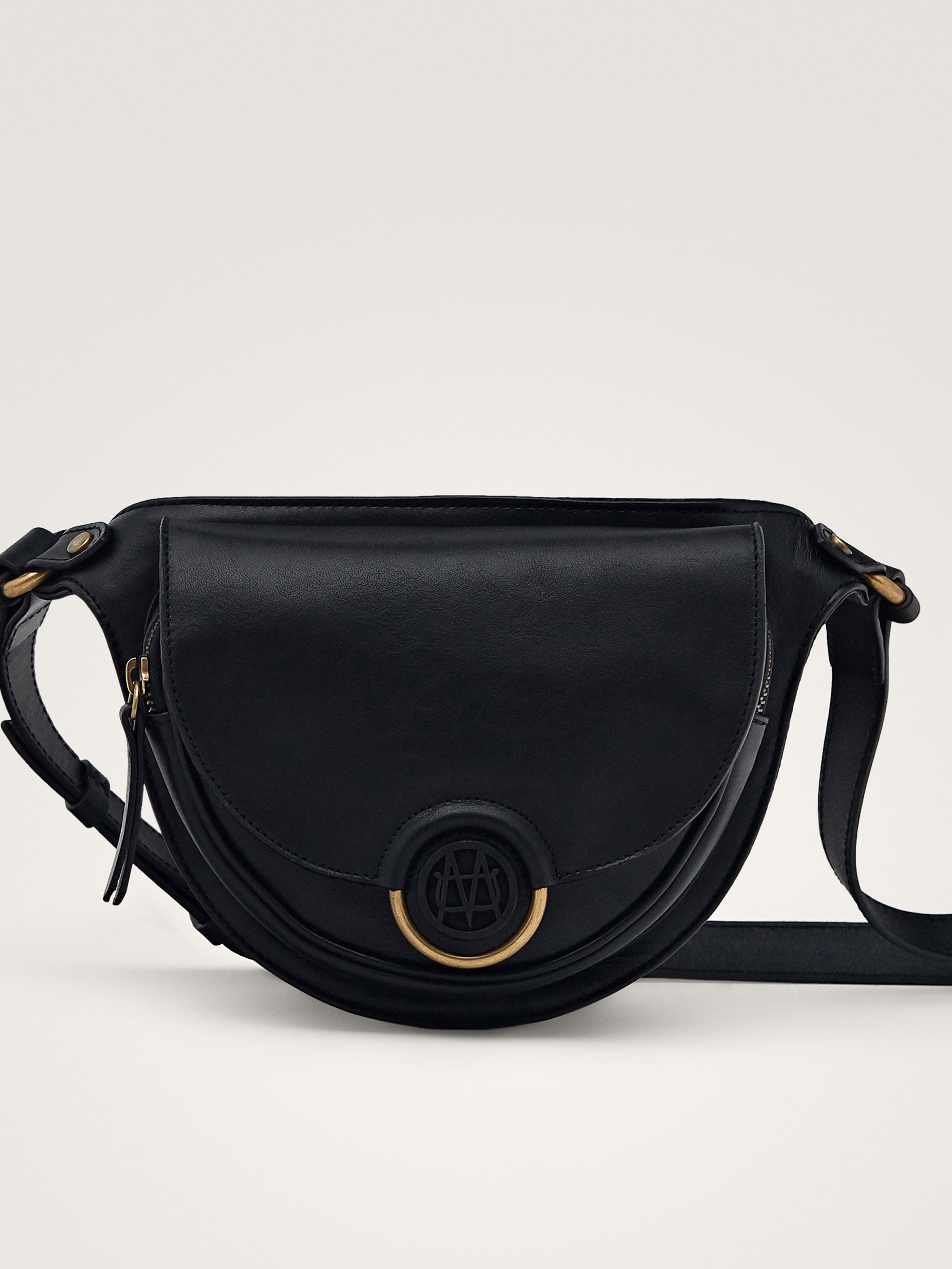 Bolso piñonera con detalle metálico: 89,95 euros en Massimo Dutti.