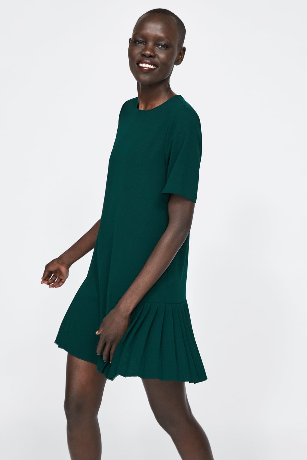 Vestido con pliegues inferiores de Zara: 29,95 euros.