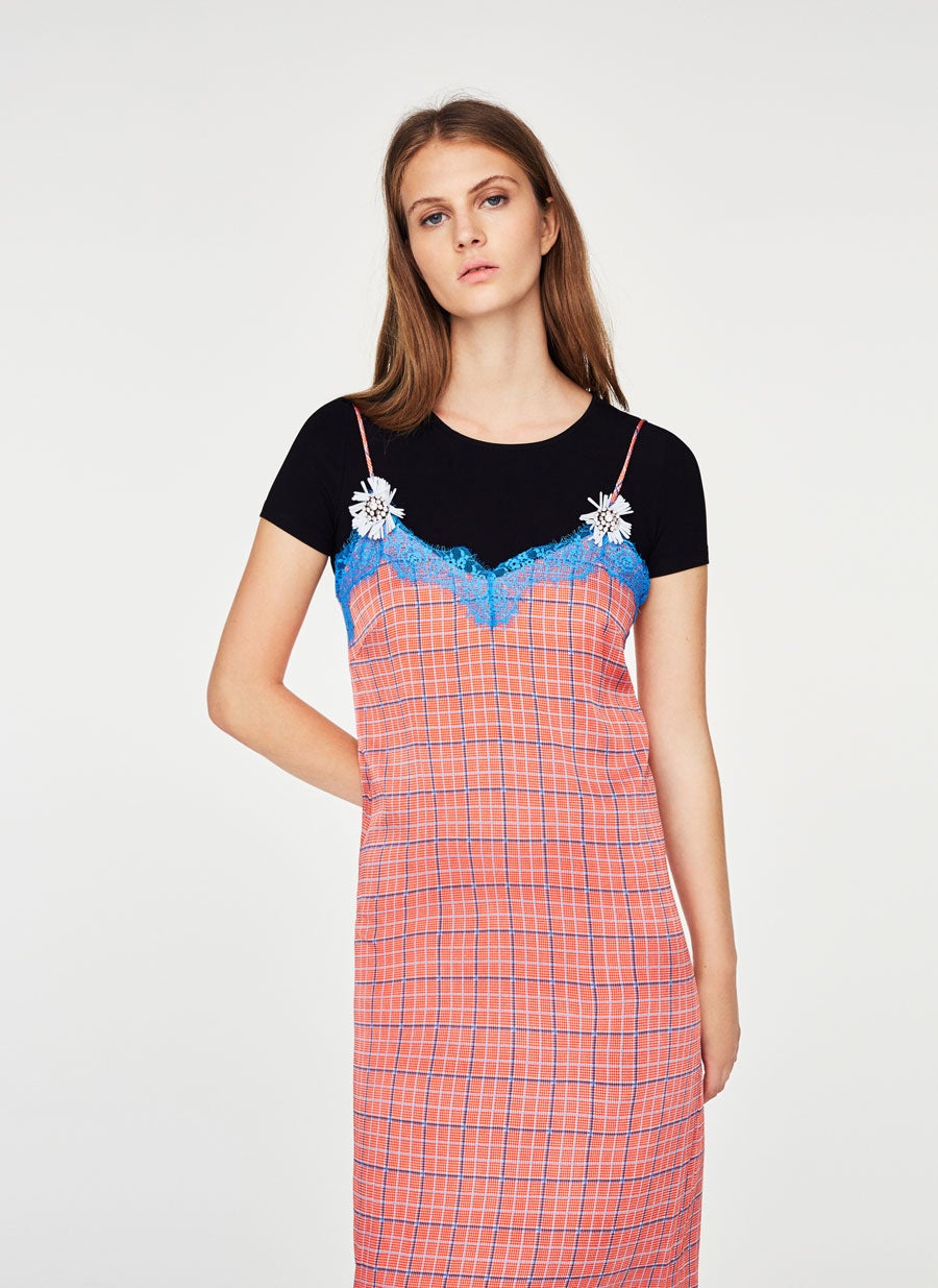 Vestido lencero fantasía de Uterqüe: 119 euros.