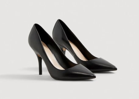 Zapatos de salón de piel de Mango: 39,99 euros.