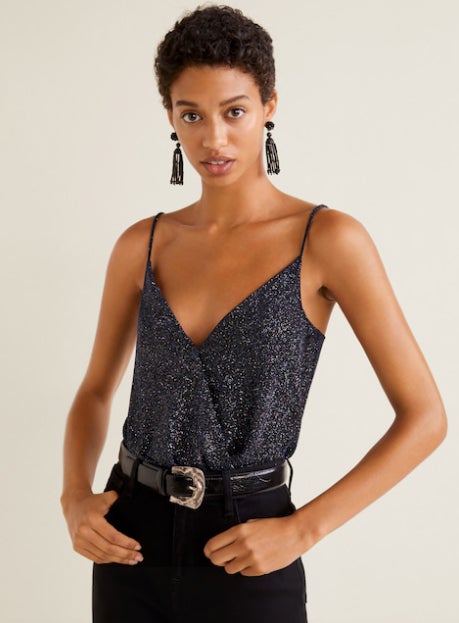 Top textura metalizada de Mango: 19,99 euros.