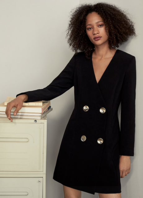 Vestido estructurado con doble botonadura de Mango: 39,99 euros.