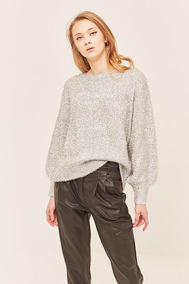 El jersey de Mulaya es prácticamente igual que el de Zara.