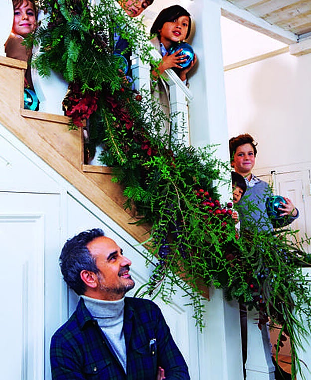 En la escalera que sube a la buhardilla, se asoman Javier, Santiago, Íñigo Damir, Álex Yun y Lorenzo. La guirnalda de Floreale tiene pino, esparraguera, ramas de roble y manzanitas en miniatura.