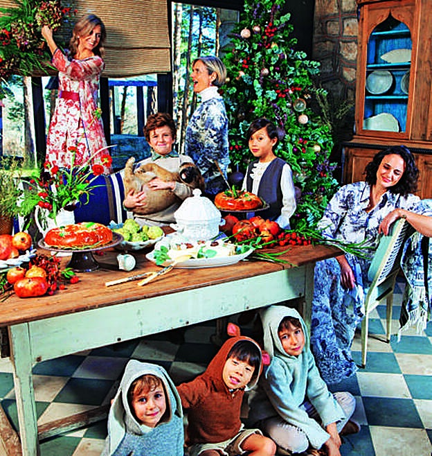 María, cuñada de Lorenzo, pone la corona. A su lado, las hermanas del decorador Teresa y Clara, en una silla Art Decó, y sus sobrinos Lorenzo e Íñigo Damir (de pie), y Javier, Álex Yun y Santiago. La alacena es fernandina, con vajilla de Vista Alegre, como la de la merienda, mezclada con piezas antiguas de Moustier. La mesa es del XIX, de Isabel Martínez, y los cubiertos de servir, victorianos.