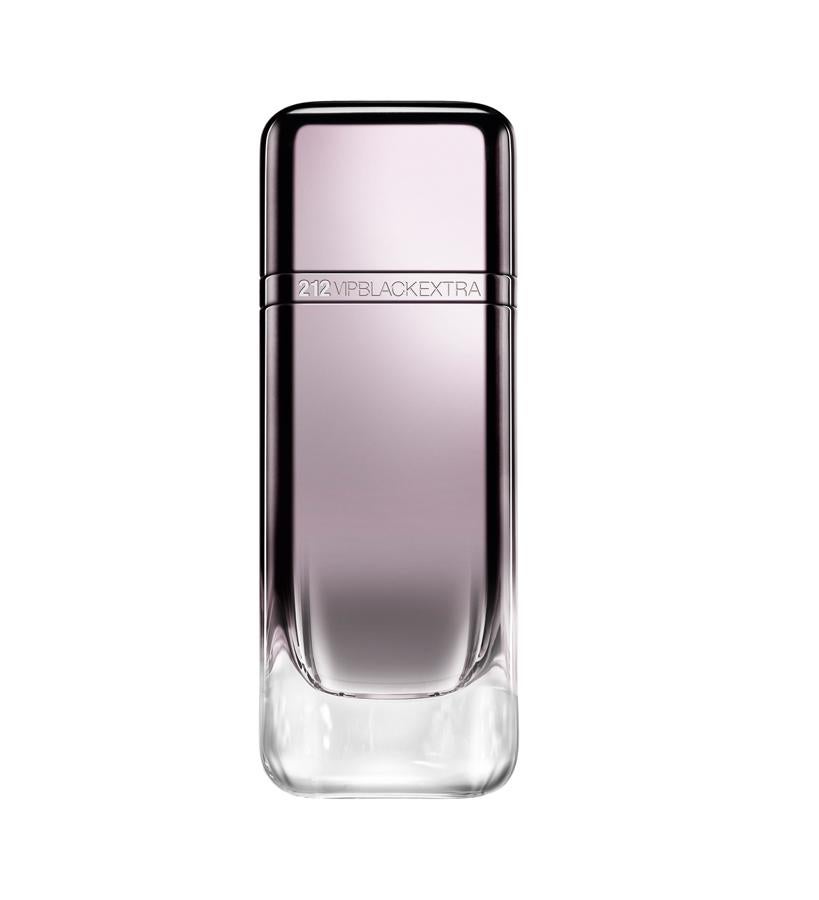 En la salida están presentes el ron-cola y el pomelo; la lavanda, el cuero negro y el musgo se encuentran en el corazón, en el fondo descubrimos a cacao y al almizcle, un dúo goloso que abre todas las puertas de la noche.  212 VIP Black Extra de Carolina Herrera  (89 €/ 100 ml).