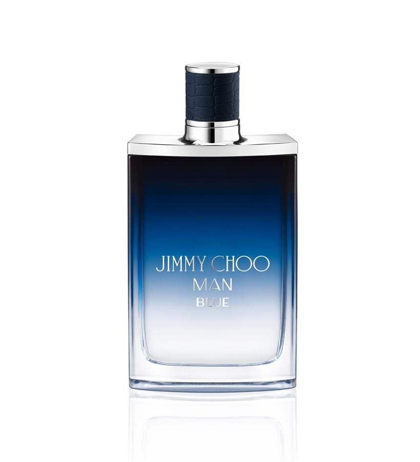 En la salida, la salvia y la bergamota aportan frescor y la pimienta negra una calidez especiada. El cuero es el toque masculino del corazón y el ámbar gris el elegante. El sándalo y la vainilla se encargan del fondo sensual y adictivo. Esta combinación representa un juego de contrastes, donde las barreras entre la ropa de trabajo y la ropa de calle han desaparecido.  Man Blue de Jimmy Cho o (82 €/ 100 ml).