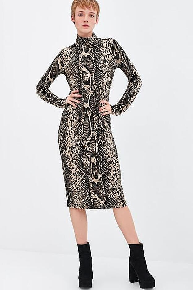 El vestido midi de Zara, en estampado de serpiente.