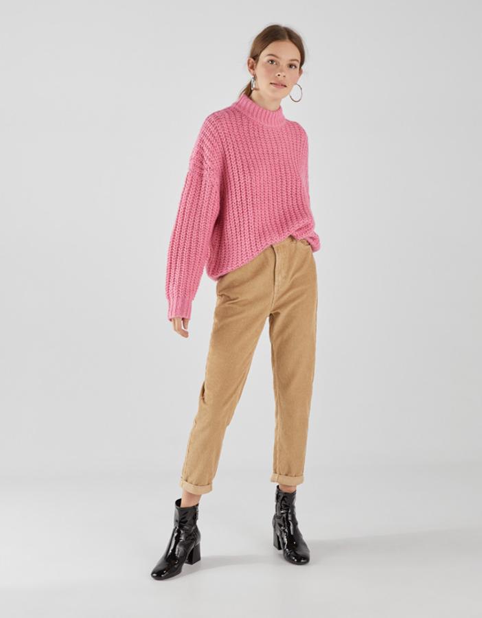 Pantalón 'mom fit' de pana con detalle de trabillas, 19,99 euros.