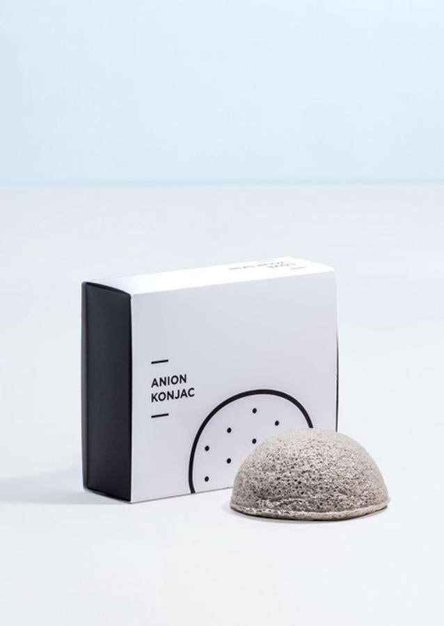 Esponja facial masajeadora con material 100% vegetal, con propiedades alimenticias y cutáneas gracias a su contenido en fósforo, magnesio, hierro, sodio, potasio y vitaminas A,E,D y C (9,99 euros).