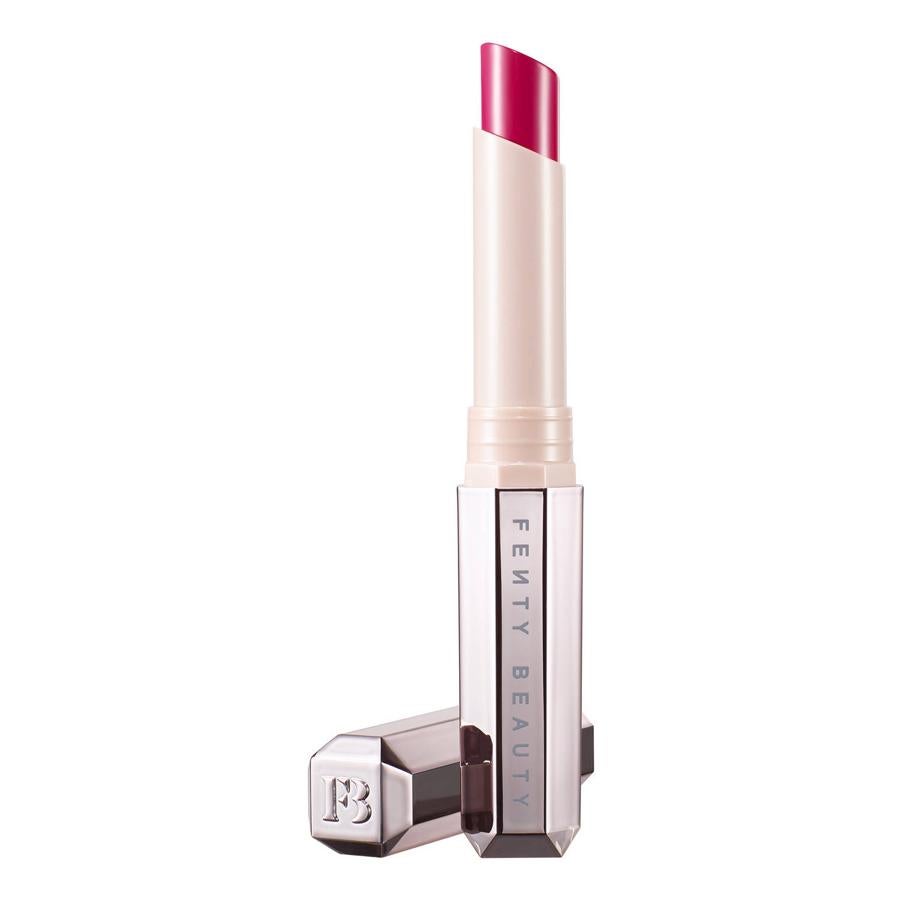 Este labial de la línea Fenty Beauty de Rihanna aporta un color intenso con su pigmento de alta concentración, también cuenta con 14 tonos universales para todos los colores de piel y además aguanta durante todo el día (17,95 euros).