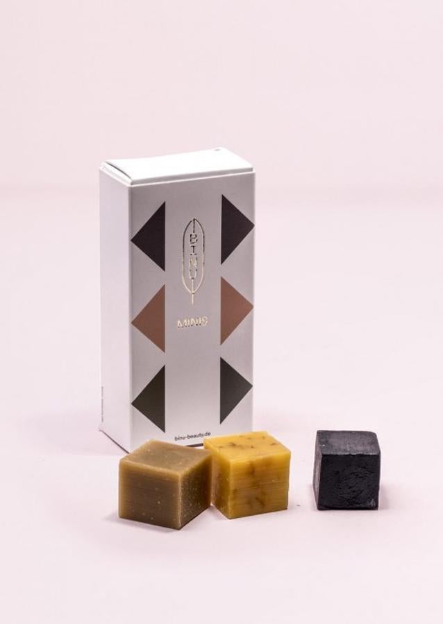 Esta selección contiene los mejores jabones de Binu en tamaño mini. Todos están hechos a mano y formulados con los mejores ingredientes naturales: jabón de caléndula (para pieles secas o irritadas), jabón de bambú (para todo tipo de pieles) y el jabón de carbón (tiene un efecto detox y antibacteriano) (9,99 euros).